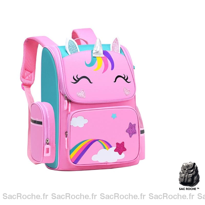 Un cartable rose licorne pour enfant sur un fond blanc. Il a deux bandoulières roses, une poche sur la face avant ainsi que sur le côté.