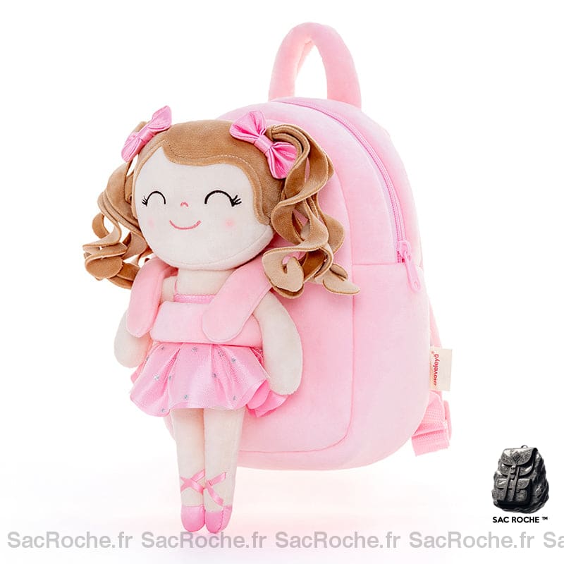 sac à dos de CP pour enfant , rose avec sur le devant une poupée en peluche d'une petite fille habillée en petite danseuse de ballet, et souriant les yeux fermés