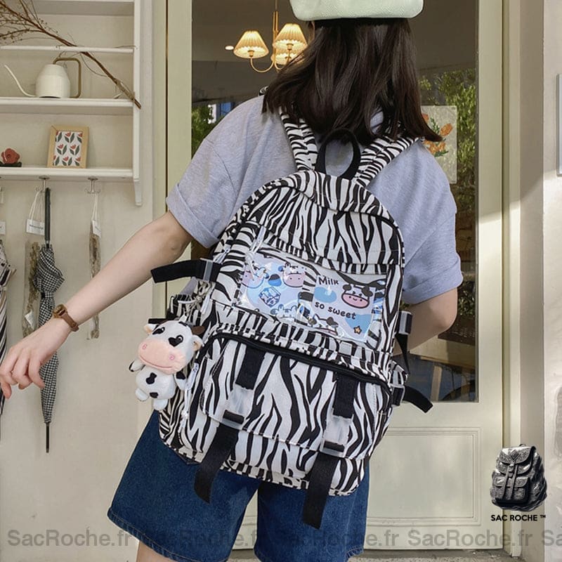 Sac à dos imprimé zèbre à joli motif sur le dos d'une fille