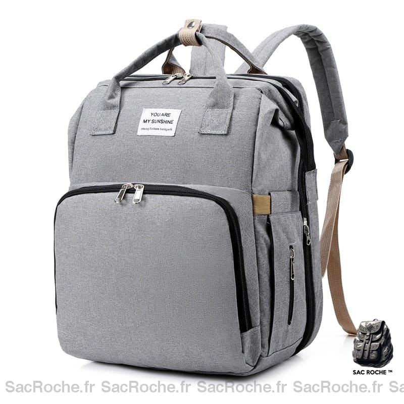 Sac à dos lange bébé gris avec un fond blanc