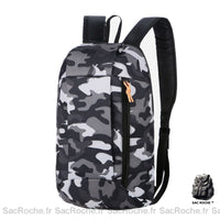 Sac à dos motif camouflage ultraléger pour randonnée gris et noir avec un fond blanc