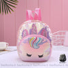 Sac à dos enfant à sequins licorne rose avec un fond une tasse de chat blanche, un panier blanc, et un fond rose