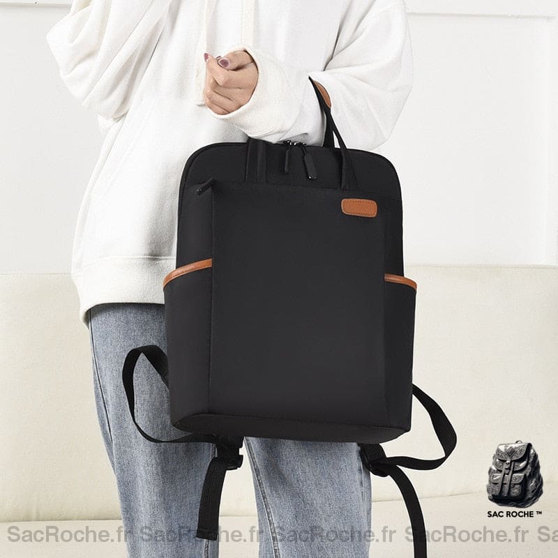 Sac à dos étanche pour femmes d'affaire noir avec un mannequin qui tient le sac