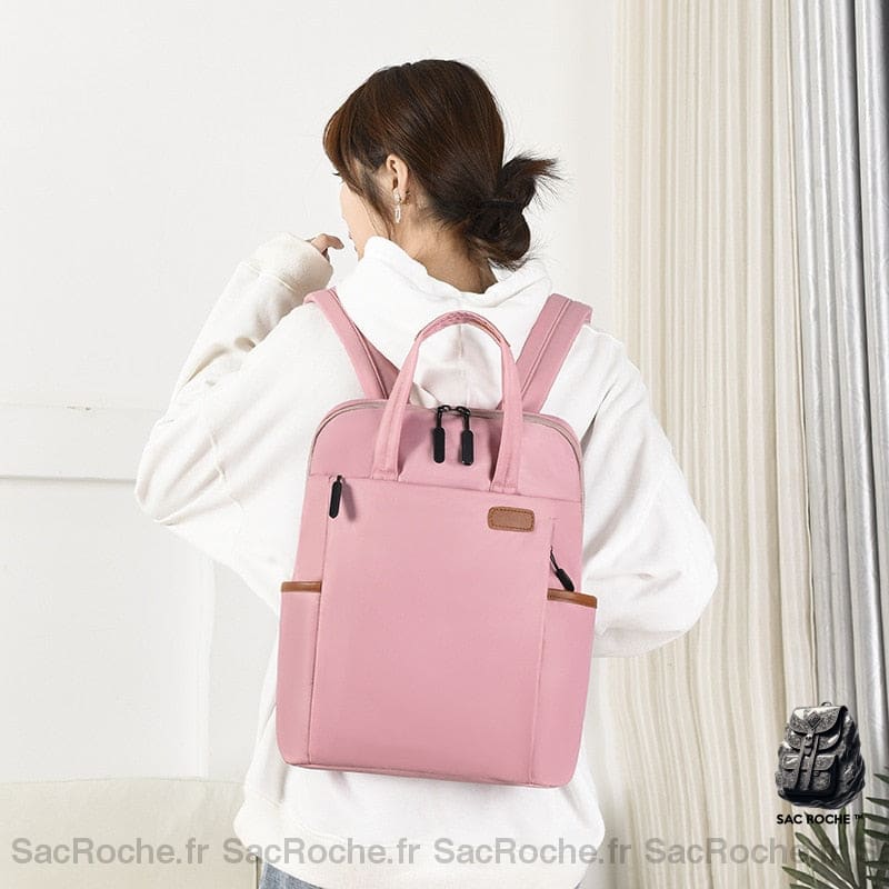 Sac à dos étanche pour femmes d'affaire porté par une femme dans une maison