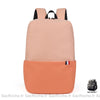Sac à dos étanche pour ordinateur portable orange avec un fond blanc