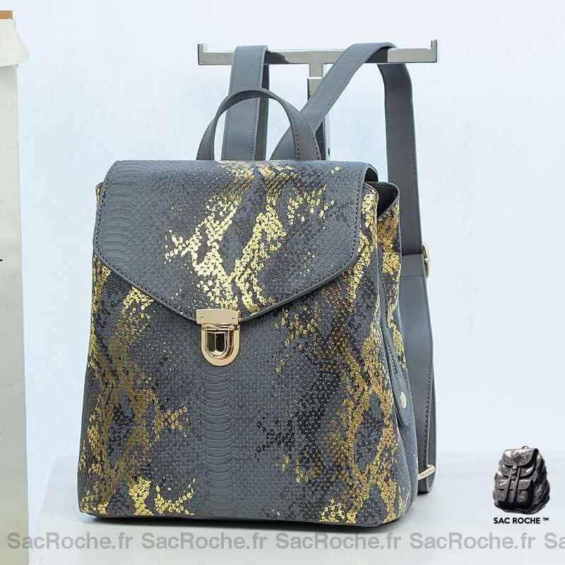 Sac à dos femme en cuir motif python, bonne qualité et à la mode sur un cintre