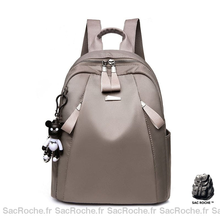 Sac à dos femme citadin et décontracté gris avec un fond blanc