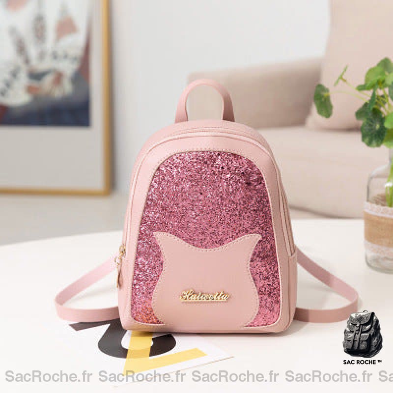 Mini sac à dos à paillette pour fille rose avec un fond une table blanche, un cadre et un canapé beige
