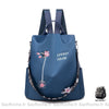 Sac à dos brodé fleurs pour femme bleu avec un fond blanc