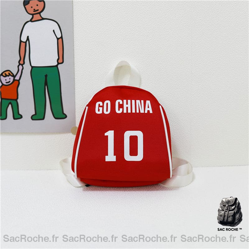 Petit sac à dos motif joueur de football avec ecriture go china sur un sac rouge