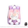 Sac à dos mignon de licorne endormie pour petites filles violet et rose avec un fond blanc