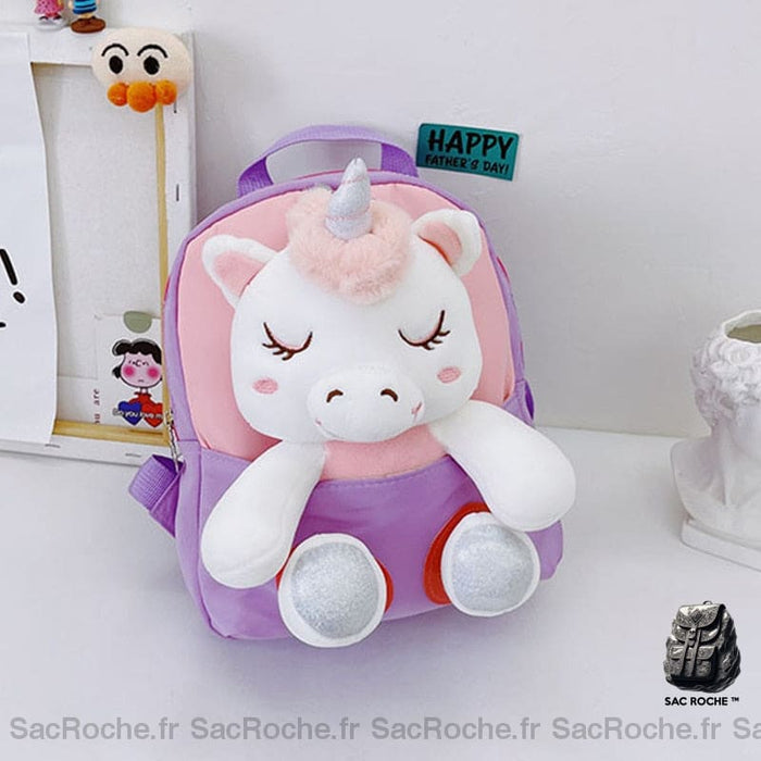 Sac à dos licorne en peluche pour enfants violet et blanc avec un fond blanc