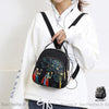 Mini sac à dos en nylon à motif arbre pour femmes en noir avec une femme