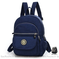 Sac à dos petit format en nylon bleu avec un fond blanc