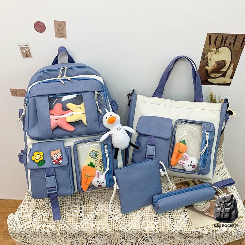 Sac à dos en tissu Oxford quatre pièces avec porte-clés peluche bleu avec un fond un mur blanc, avec des cadres
