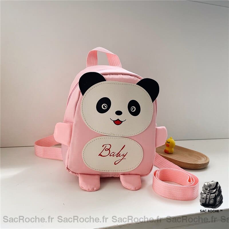 Petit sac à dos d'écolier panda rose avec un fond blanc