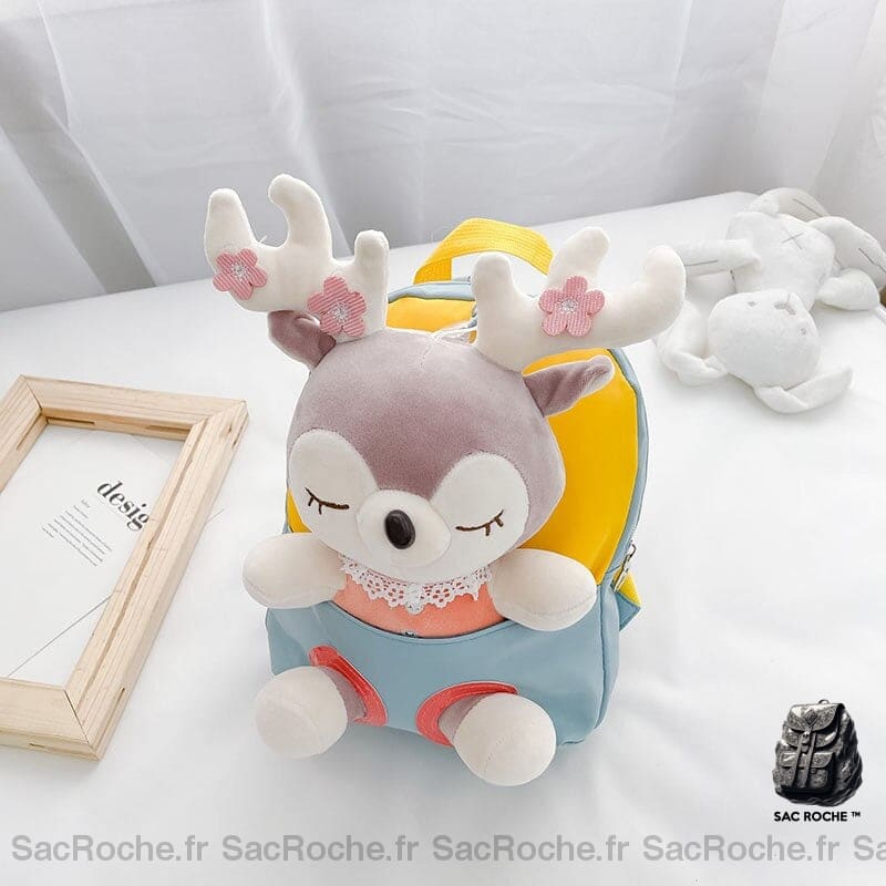 Sac à dos d'école en peluche pour enfant sur une table avec une cadre photos dans une maison