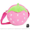 Sac à dos en peluche de fraise pour enfants rose avec des détails en vert et blanc et un fond blanc