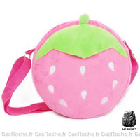 Sac à dos en peluche de fraise pour enfants rose avec des détails en vert et blanc et un fond blanc