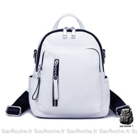 Petit sac à dos en imitation cuir blanc avec un fond blanc