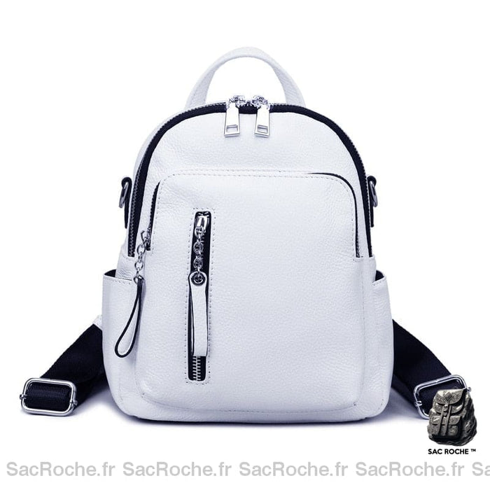 Petit sac à dos en imitation cuir blanc avec un fond blanc