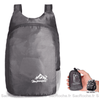 Sac à dos étanche pliable gris avec un fond blanc