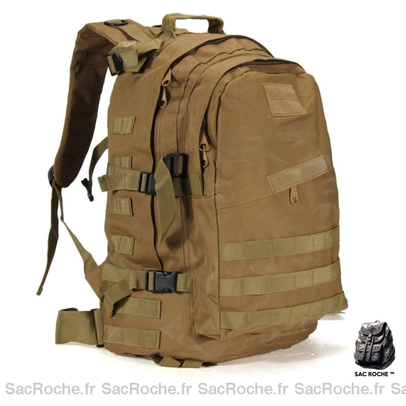 Sac à dos de randonnée à grande capacité marron avec un fond blanc