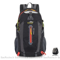 Sac à dos de ski de grande capacité noir avec un fond blanc