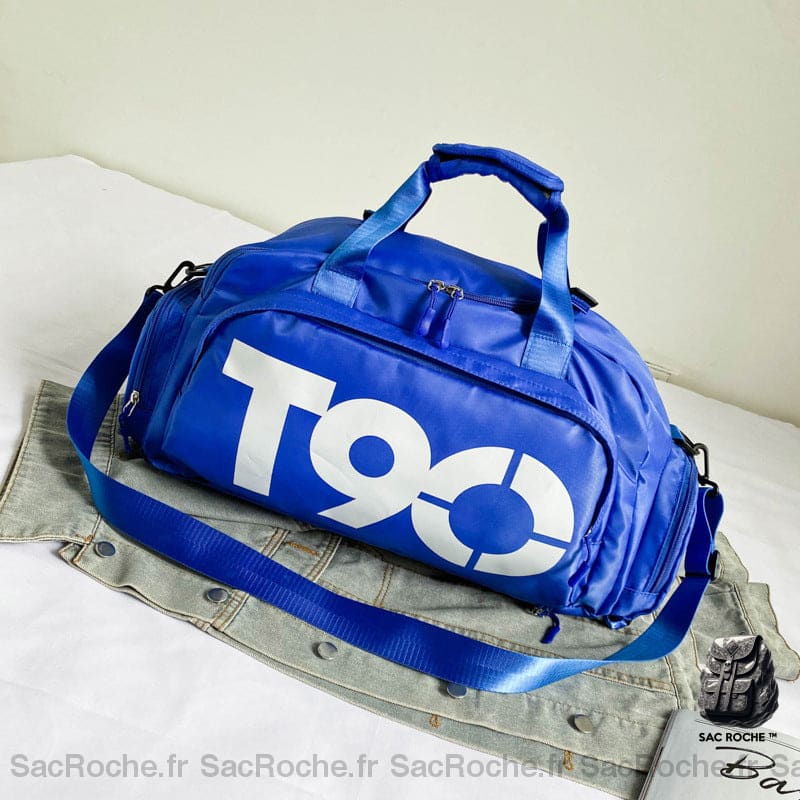 Grand sac à dos d'entraînement de sport bleu sur le lit blanc