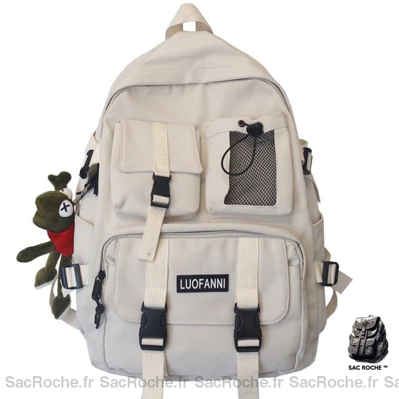 Sac à dos de voyage tendance blanc avec une peluche suspendue et un fond blanc