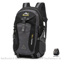 Sac à dos de randonnée avec port USB noir avec un fond blanc