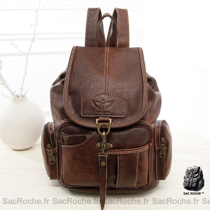 Sac à dos vintage similicuir marron avec un fond blanc