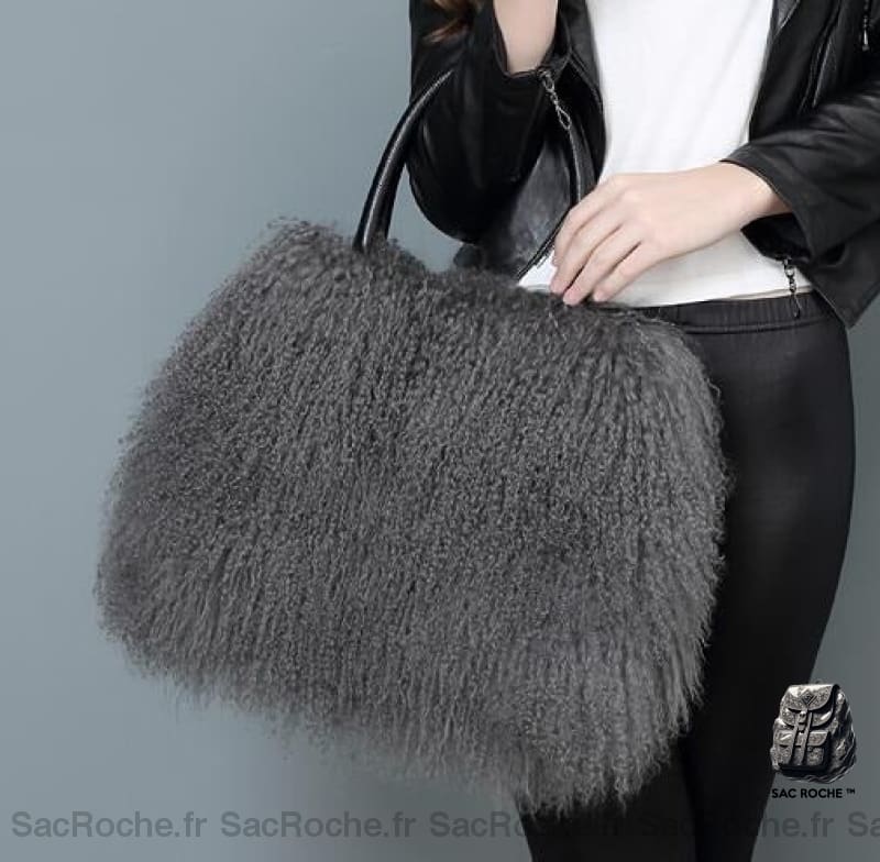 Sac à main en fourrure et en cuir artificiel gris avec un fond une femme qui porte le sac et un fond gris