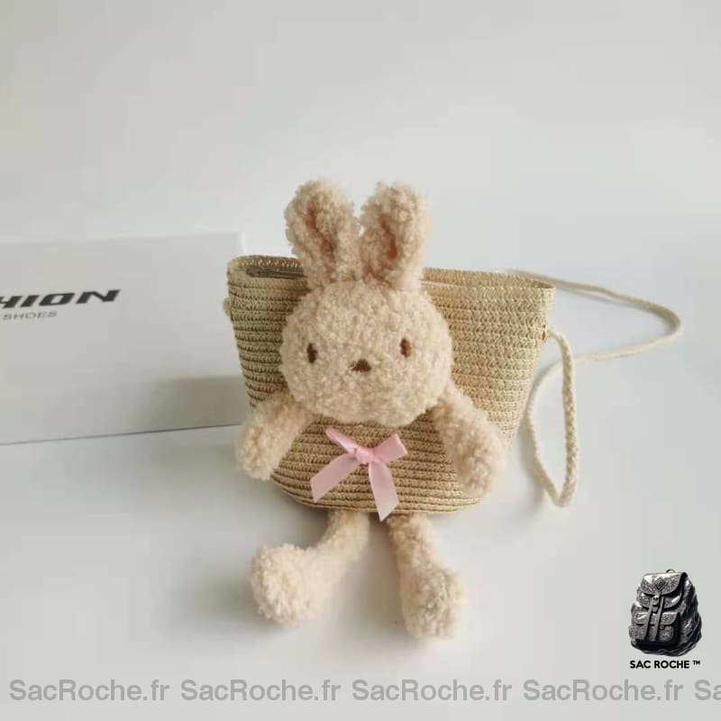 Sac à bandoulière en paille colorée avec lapin beige avec un fond blanc