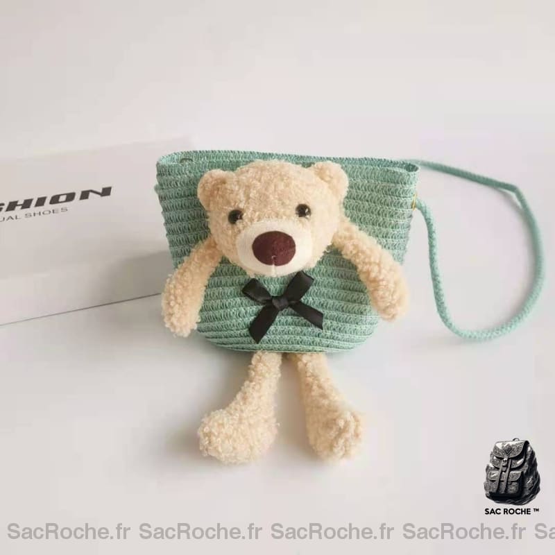 Sac à bandoulière en paille colorée avec ourson vert et beige avec un fond blanc