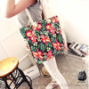Sac cabas floral de plage pour femme multicolore avec une femme qui porte le sac