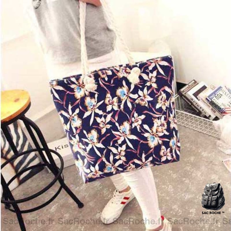 Sac cabas floral de plage pour femme porté par une femme avec une chaise dans une maison