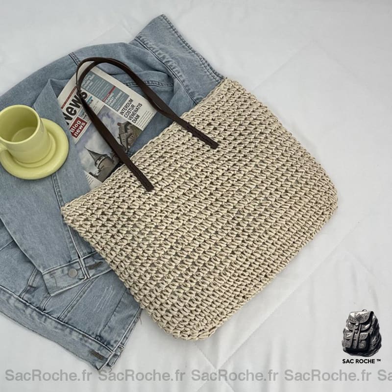 Sac de plage bohème en paille tressé pour femme beige avec un lit blanc et une veste en jean