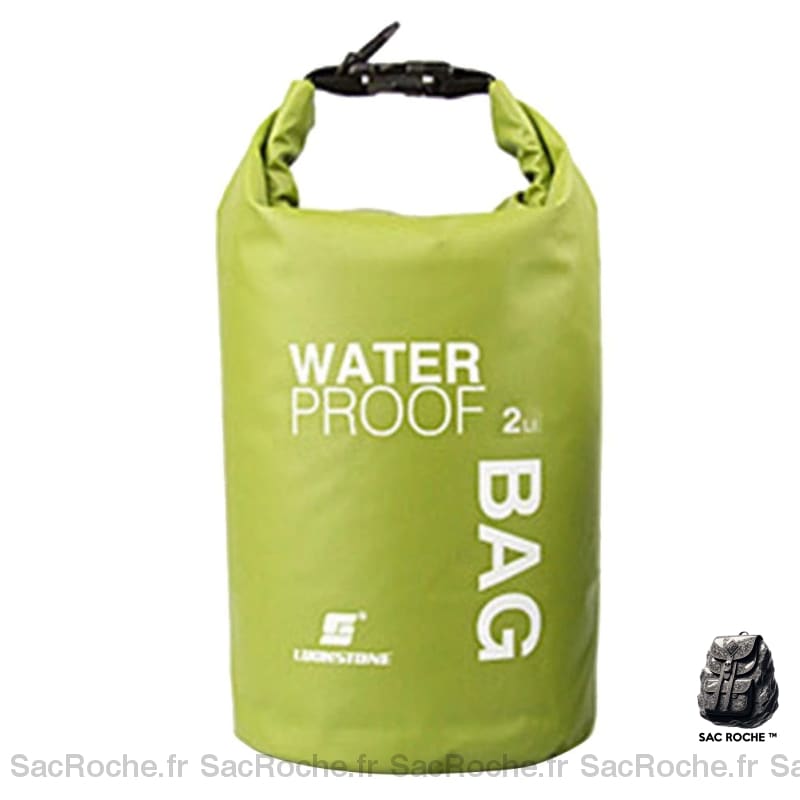 Mini sac étanche 2L pour sport aquatique vert avec un fond blanc