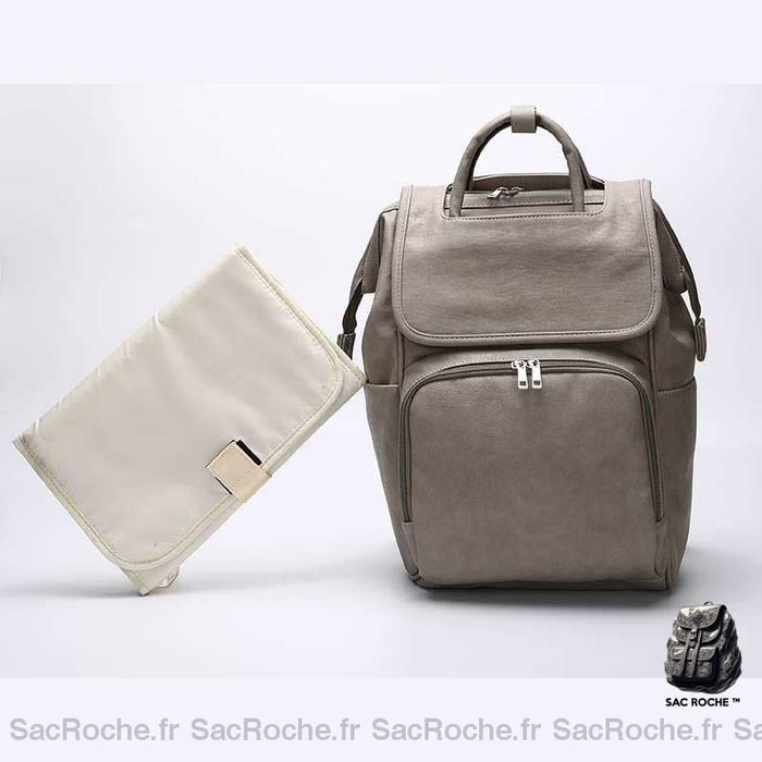 Sac à langer de maternité en simili cuir gris avec un fond blanc