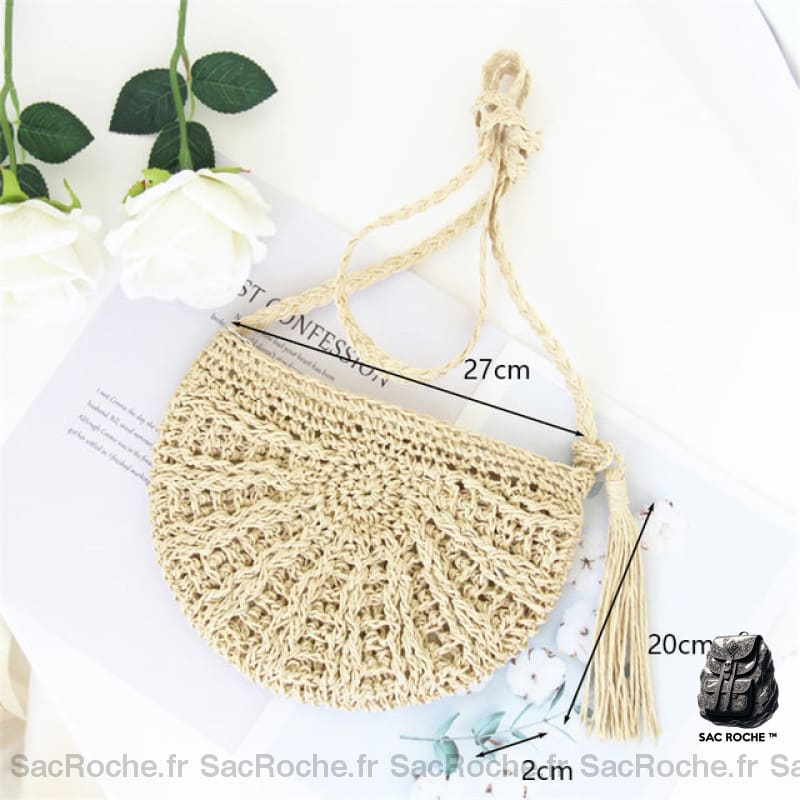 Sac en paille tressée demi-rond pour femme beige avec un fond blanc avec une rose blanche