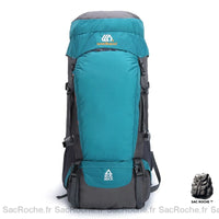 Sac à dos de randonnée bleu avec un fond blanc