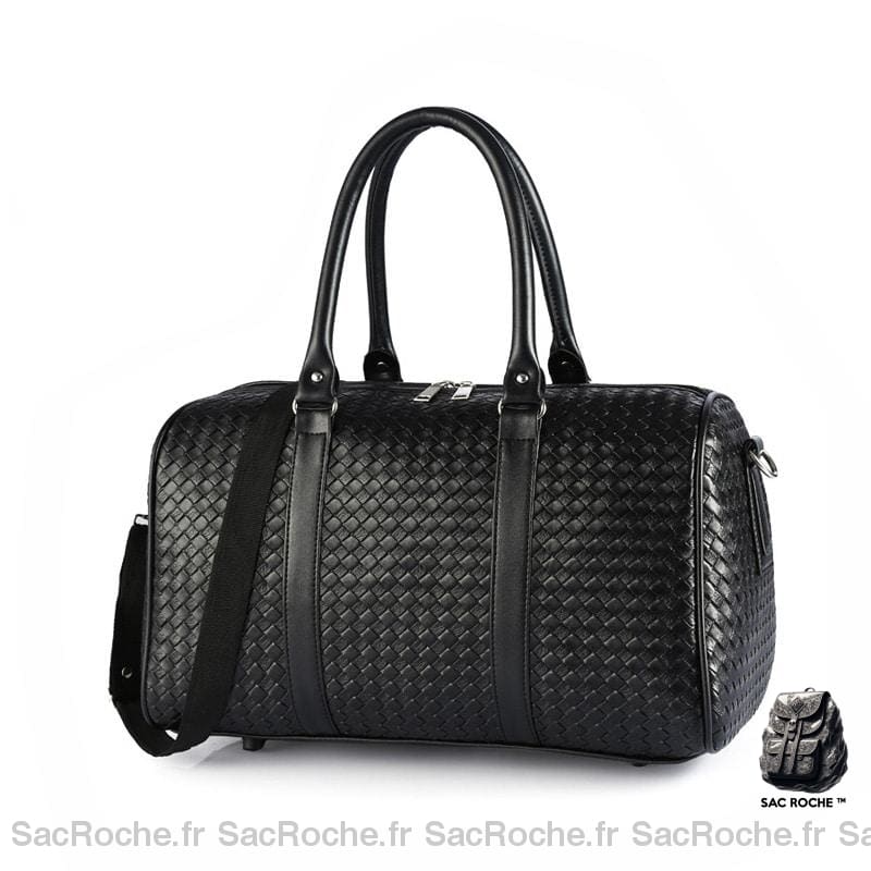 Un sac a dos en simili cuir noir de grande capacité posé droit sur un fond blanc. Il a deux anses noires et une bandoulière.