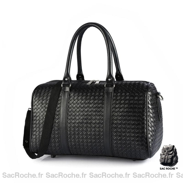 Un sac a dos en simili cuir noir de grande capacité posé droit sur un fond blanc. Il a deux anses noires et une bandoulière.