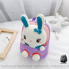 Sacs à dos d'école en peluche de lapin pour enfants blanc et violet avec un fond un lit blanc