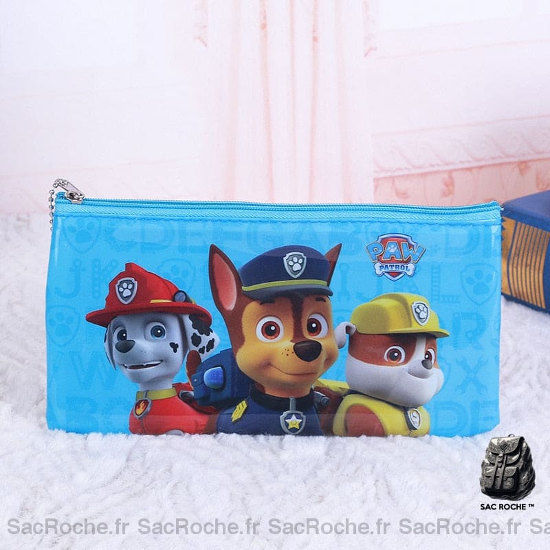 Trousse scolaire Pat'Patrouille bleue sur une table